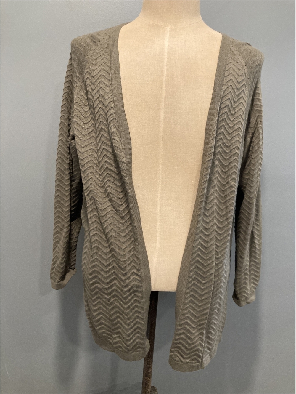 CJ Banks 1X Woman Army Olive Green Long Sleeve Chevron Pattern Cardigan Sweater